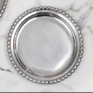 Round shiny silver tray with a beaded edge. The shiny silver tray can be engraved in the center.